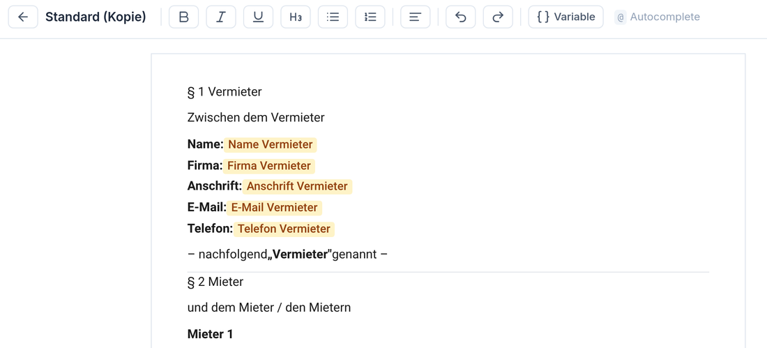 Vertrags-Editor mit Formatier-Toolbar, „{} Variable“ und automatisch befüllten Platzhaltern im Vertragstext